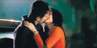 **el beso de  Kareena Kapoor y de Saif Ali Khan en Kurbaan...!!** Kiss1